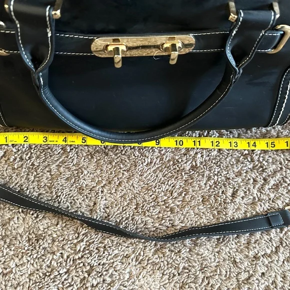 Elegant Black and gold pet carrier - Picture 2 of 11